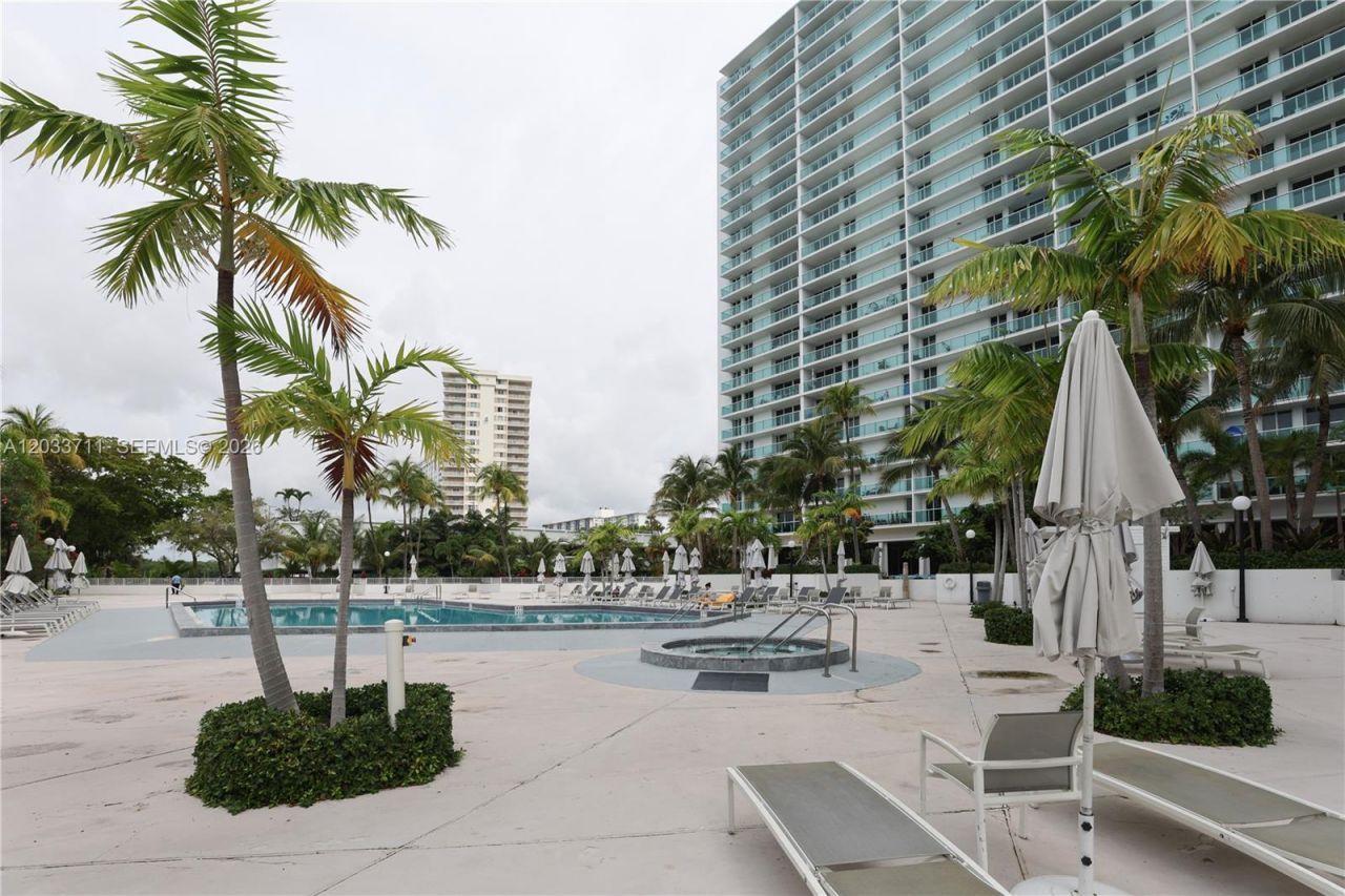100 Bayview Dr, Unit 527, Sunny Isles Beach, FL 33160 Photo