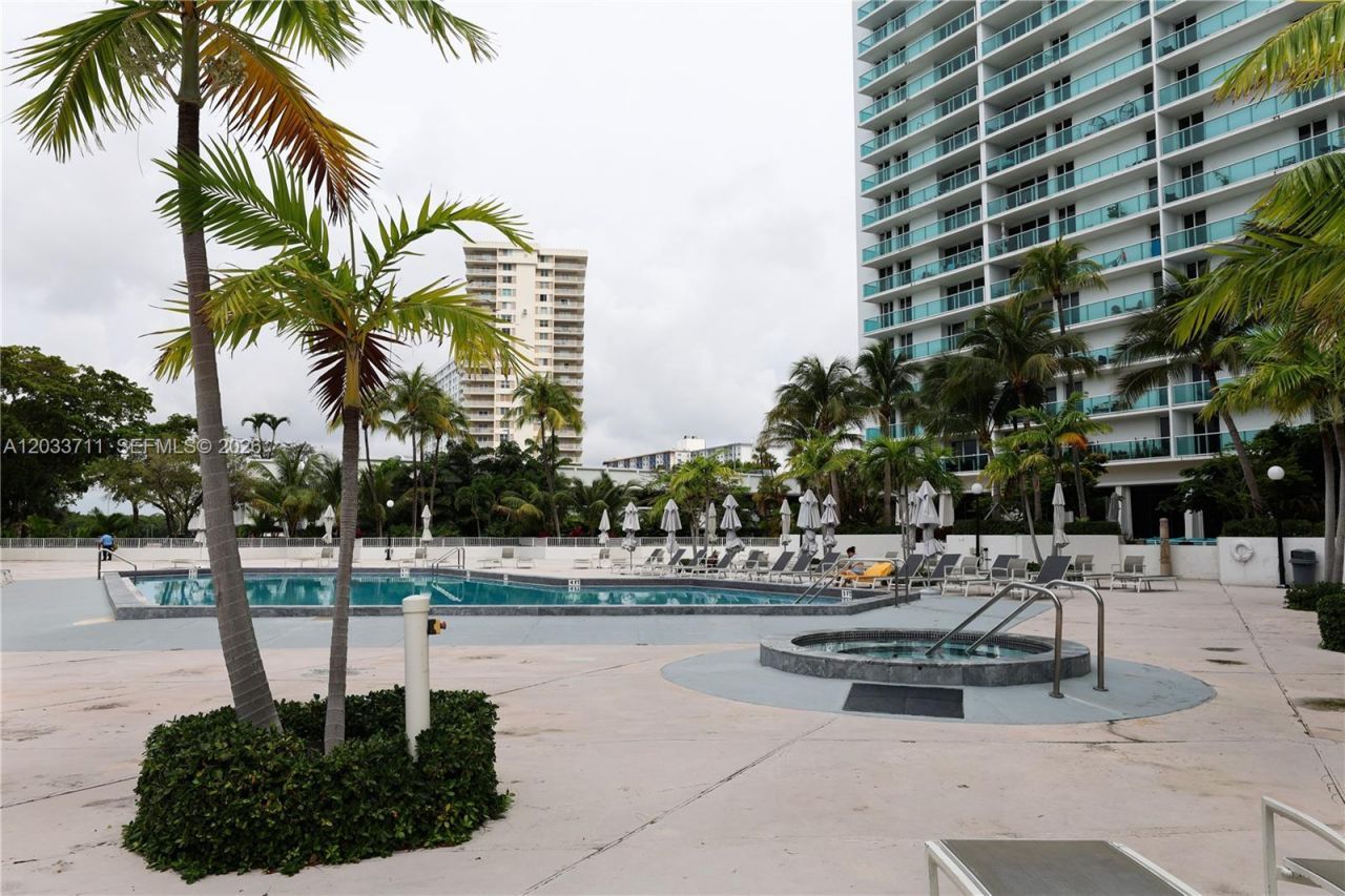 100 Bayview Dr, Unit 527, Sunny Isles Beach, FL 33160 Photo