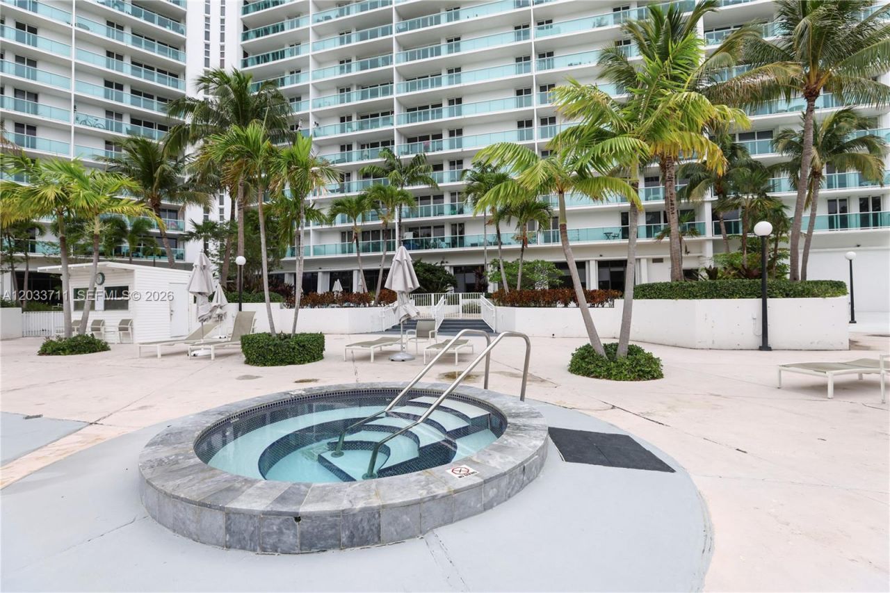 100 Bayview Dr, Unit 527, Sunny Isles Beach, FL 33160 Photo