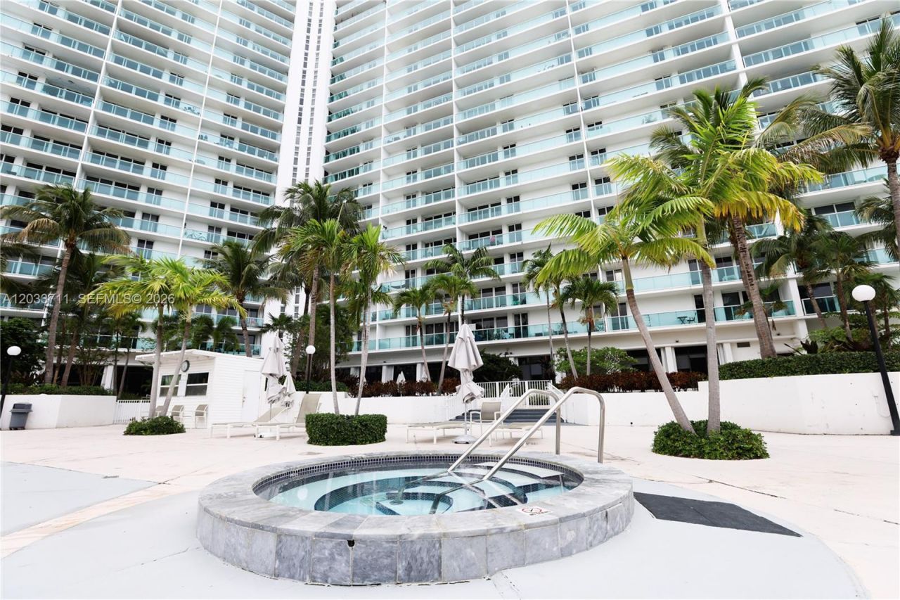 100 Bayview Dr, Unit 527, Sunny Isles Beach, FL 33160 Photo