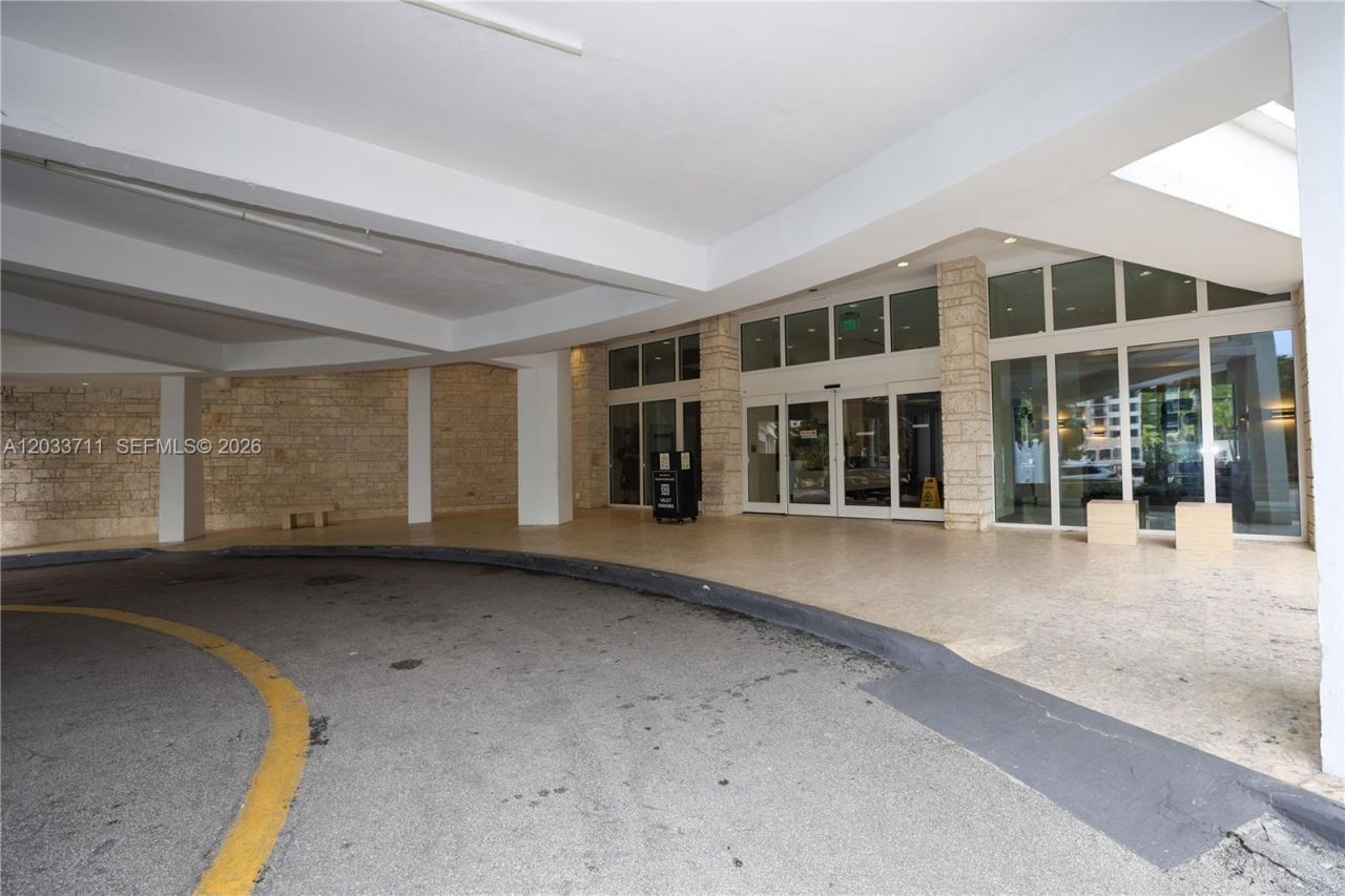 100 Bayview Dr, Unit 527, Sunny Isles Beach, FL 33160 Photo