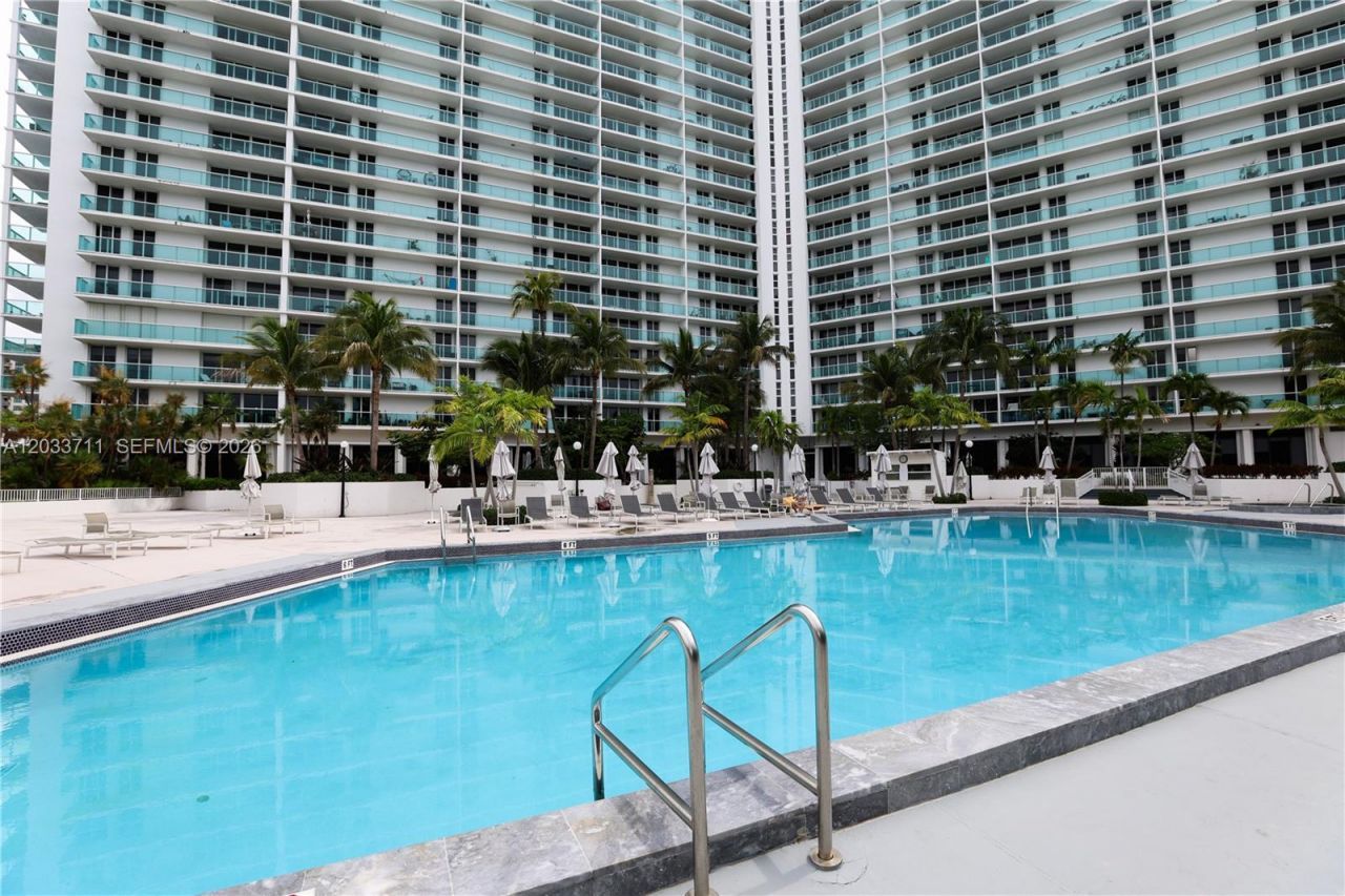 100 Bayview Dr, Unit 527, Sunny Isles Beach, FL 33160 Photo