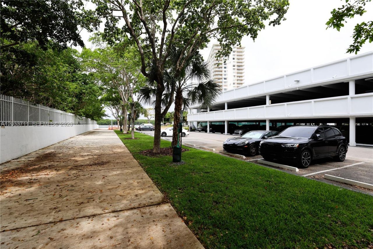 100 Bayview Dr, Unit 527, Sunny Isles Beach, FL 33160 Photo