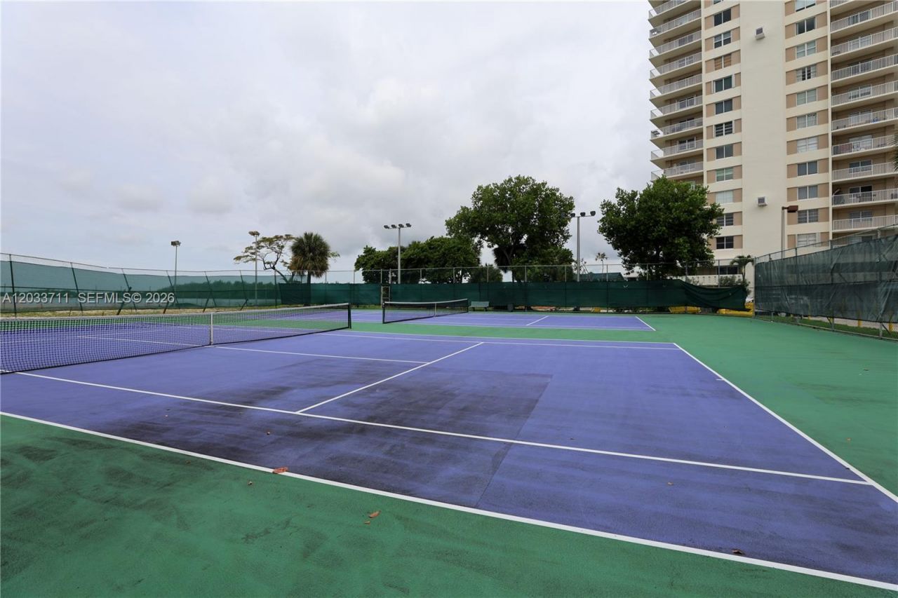 100 Bayview Dr, Unit 527, Sunny Isles Beach, FL 33160 Photo