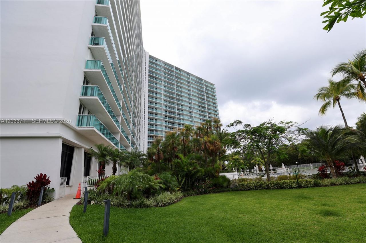 100 Bayview Dr, Unit 527, Sunny Isles Beach, FL 33160 Photo