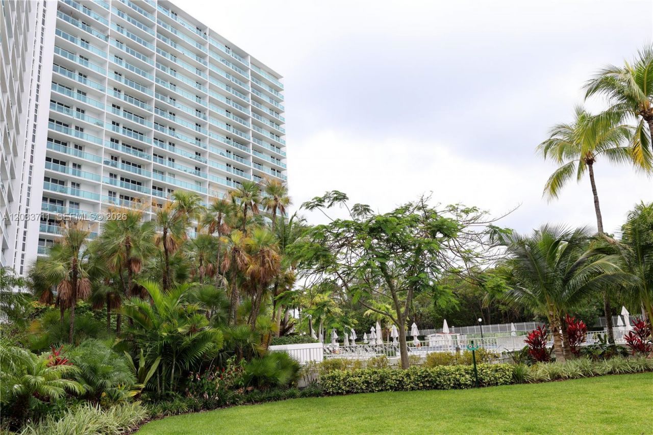 100 Bayview Dr, Unit 527, Sunny Isles Beach, FL 33160 Photo