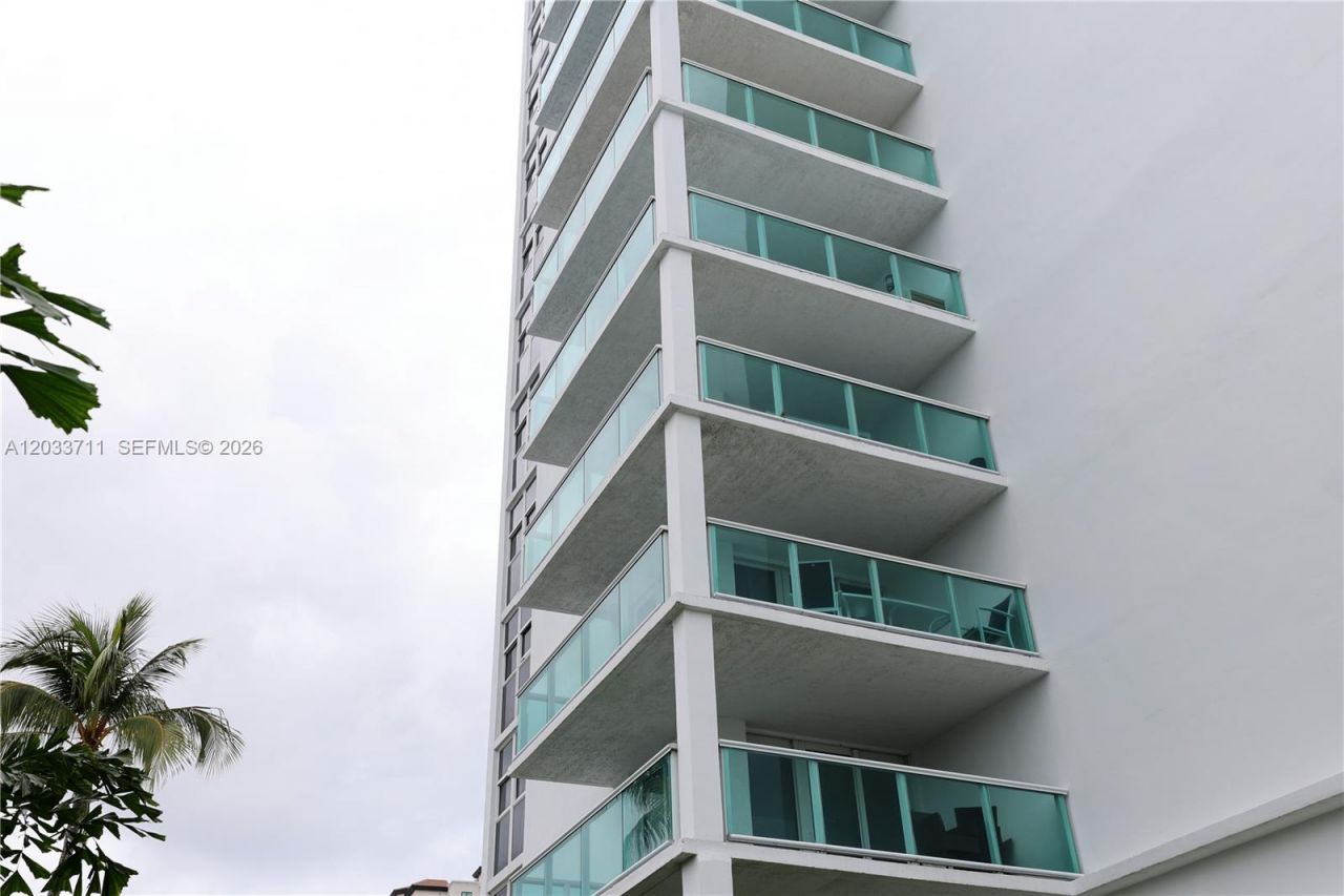 100 Bayview Dr, Unit 527, Sunny Isles Beach, FL 33160 Photo