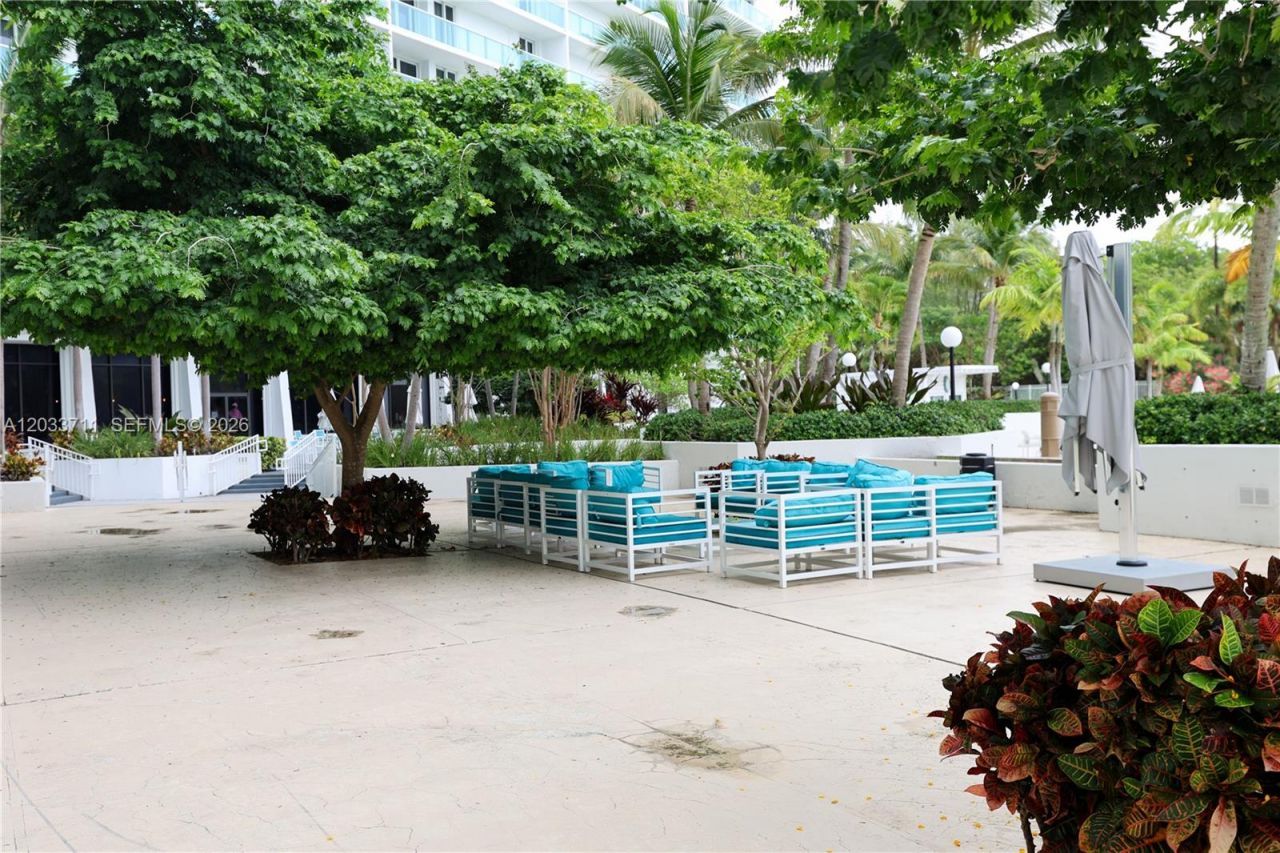 100 Bayview Dr, Unit 527, Sunny Isles Beach, FL 33160 Photo