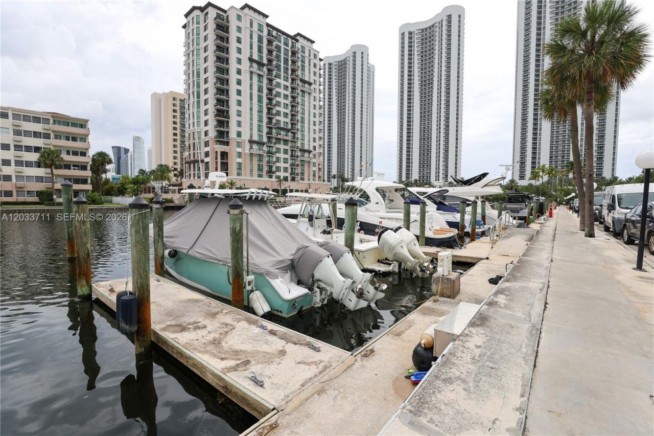 100 Bayview Dr, Unit 527, Sunny Isles Beach, FL 33160 Photo