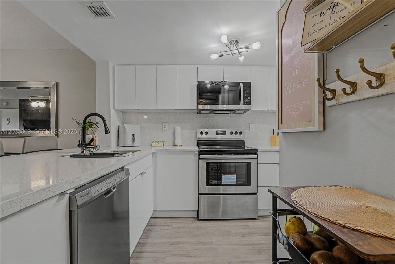 10227 NW 9th St Cir , Unit 206-3, Miami, FL 33172 Photo