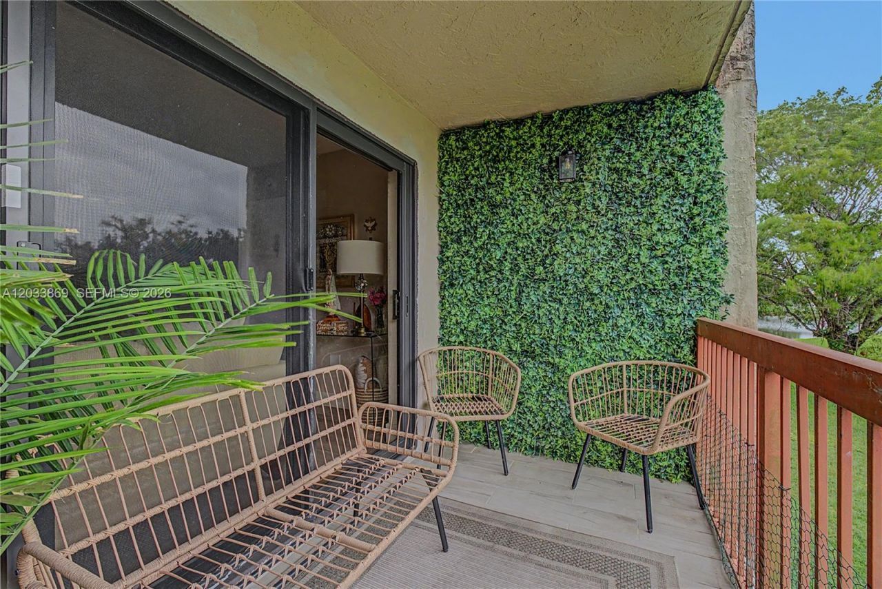 10227 NW 9th St Cir , Unit 206-3, Miami, FL 33172 Photo
