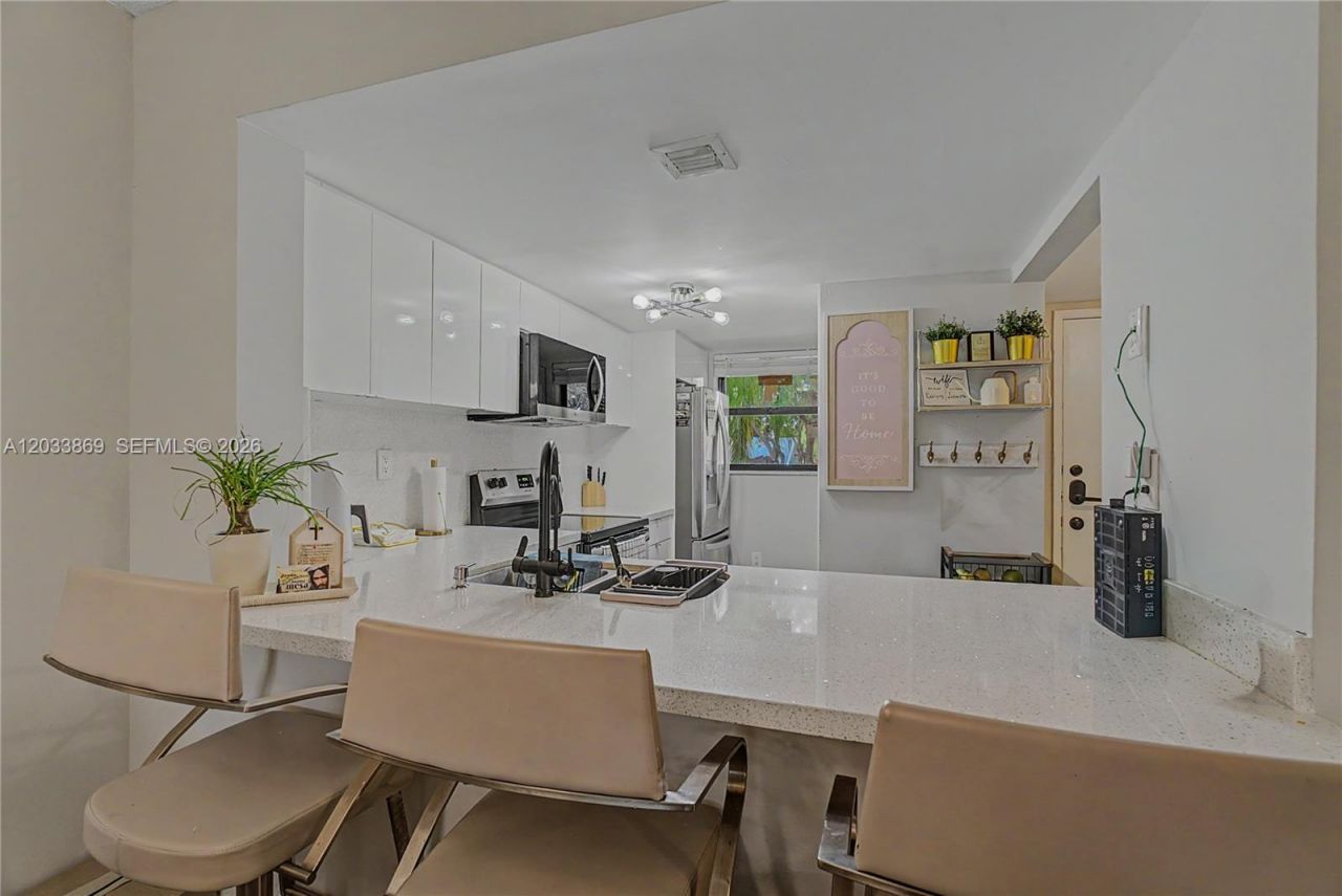 10227 NW 9th St Cir , Unit 206-3, Miami, FL 33172 Photo