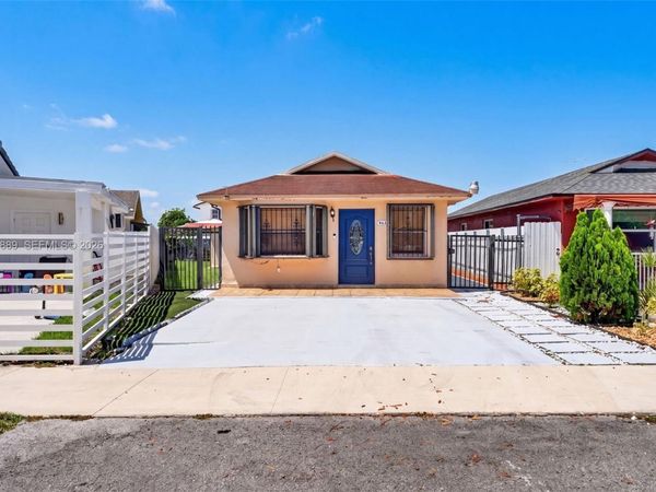 983 W 42nd Pl , Hialeah, FL 33012