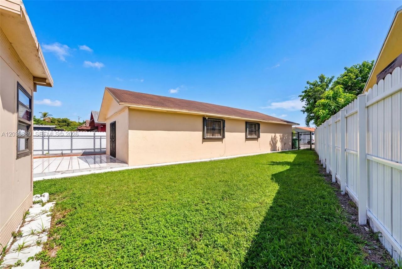 983 W 42nd Pl , Hialeah, FL 33012 Photo