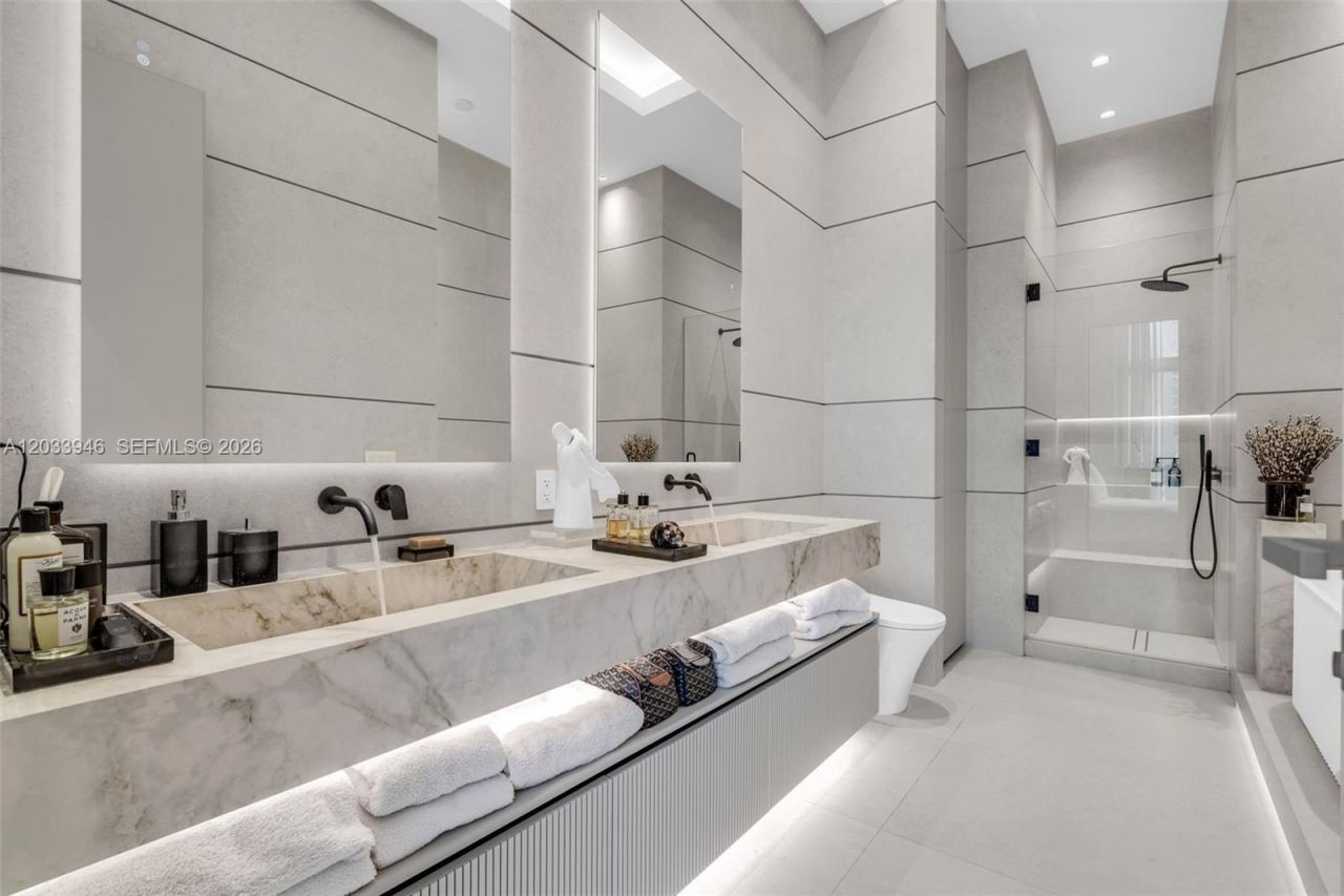475 Brickell Ave , Unit 2215, Miami, FL 33131 Photo
