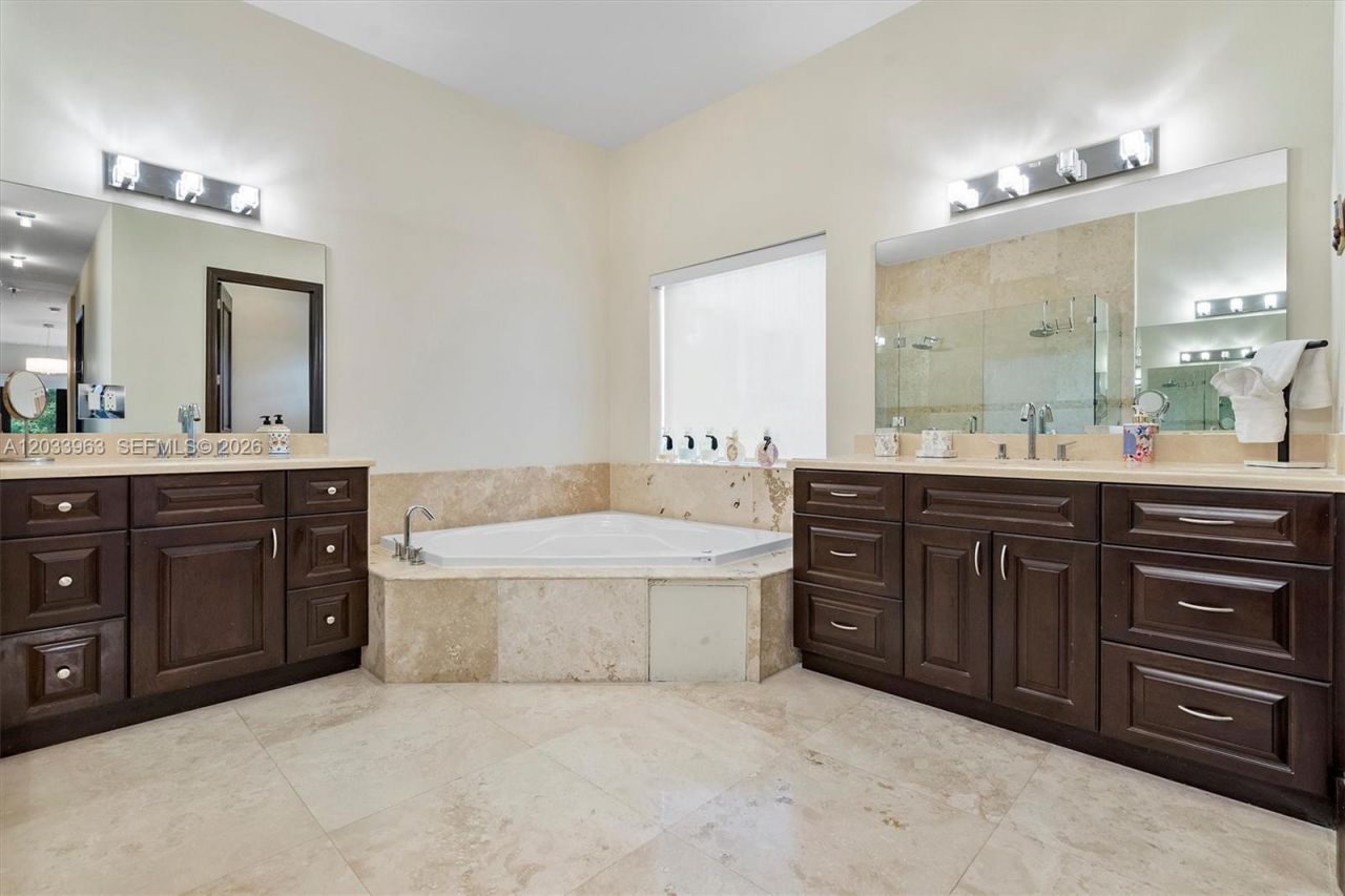 18825 N Bay Rd , Sunny Isles Beach, FL 33160 Photo