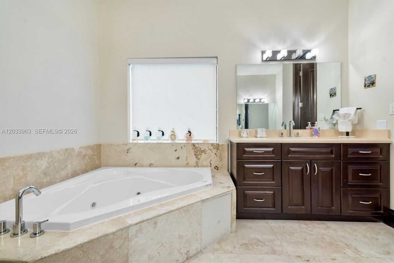 18825 N Bay Rd , Sunny Isles Beach, FL 33160 Photo