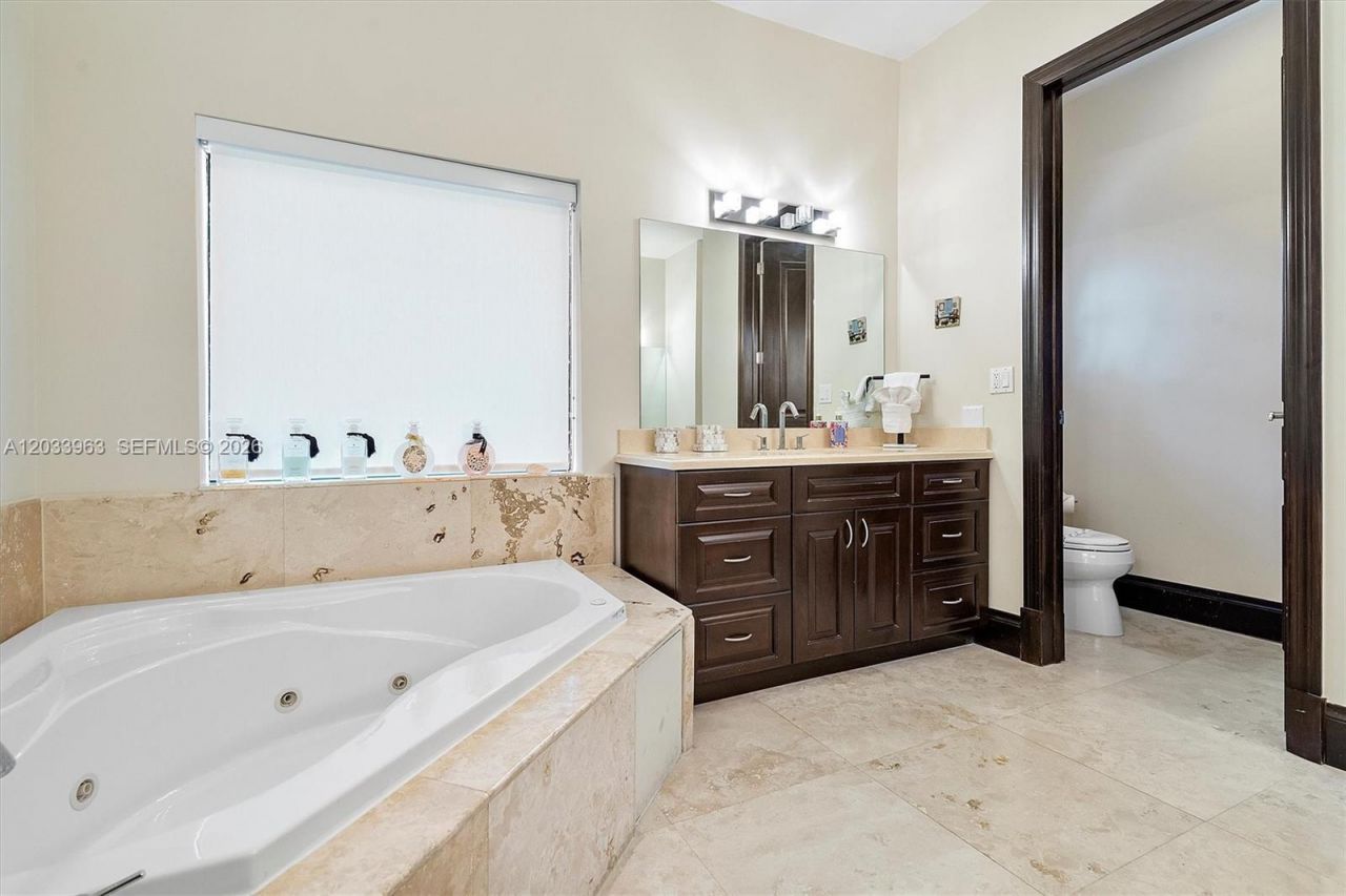 18825 N Bay Rd , Sunny Isles Beach, FL 33160 Photo