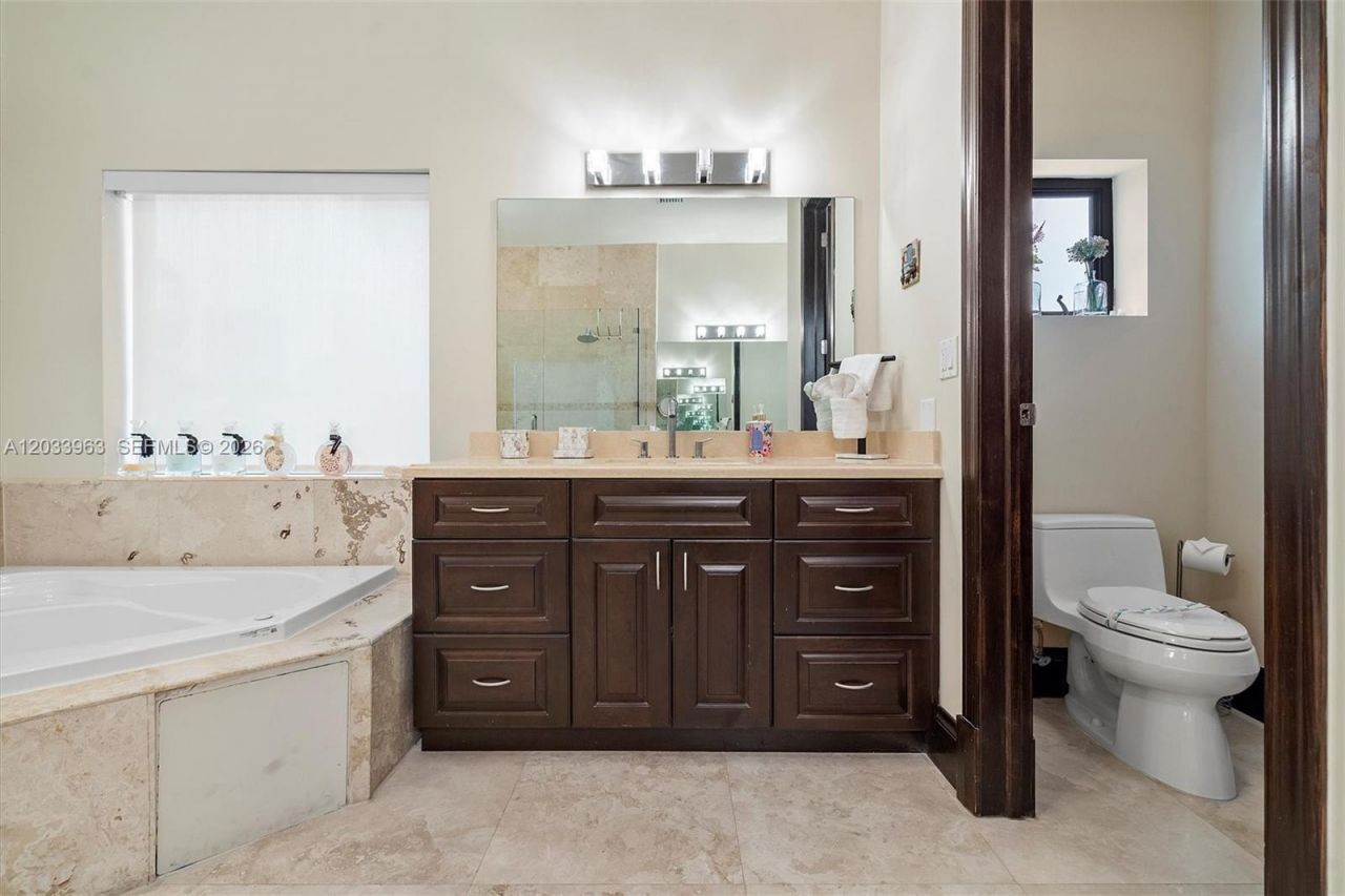 18825 N Bay Rd , Sunny Isles Beach, FL 33160 Photo