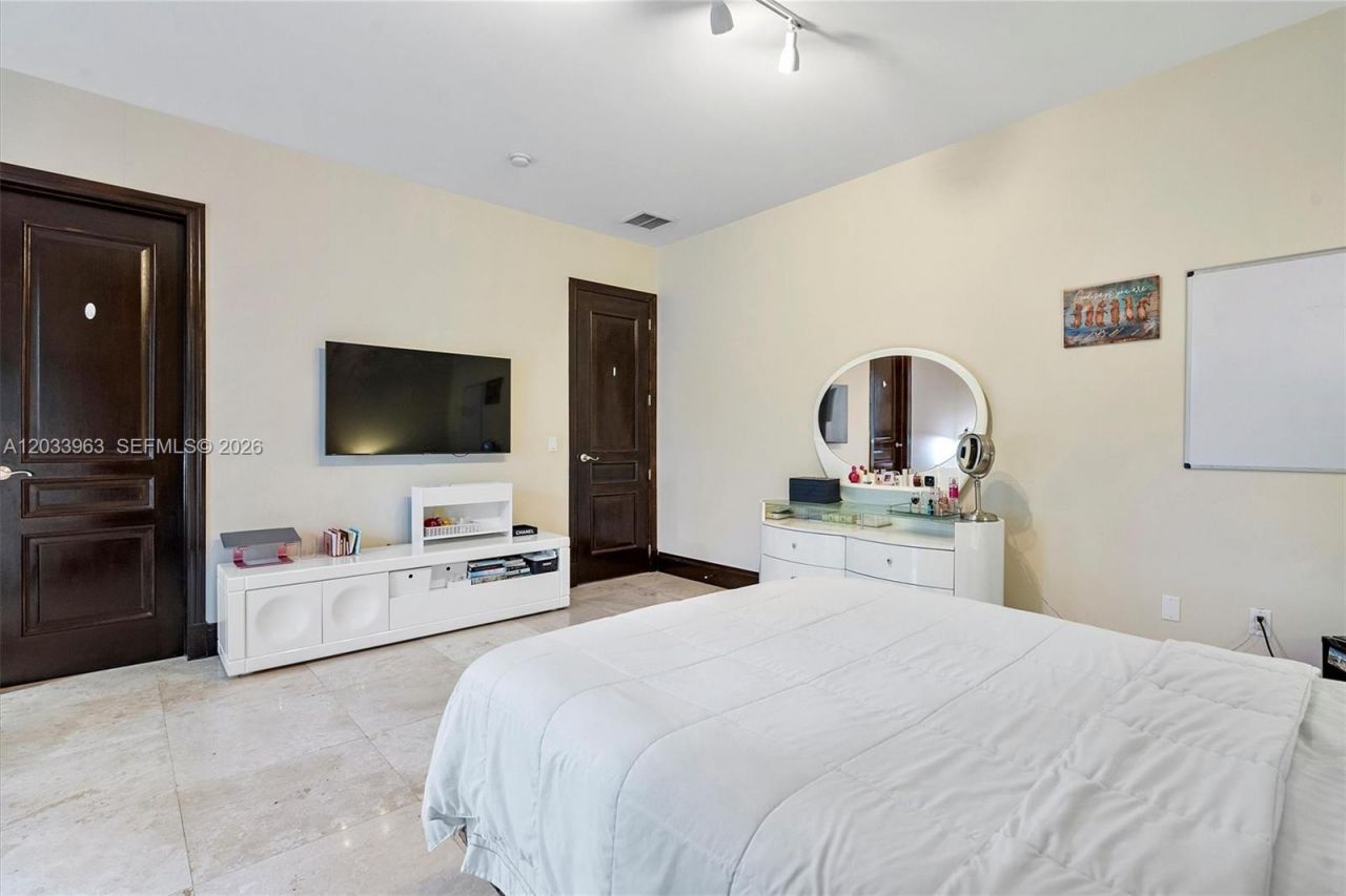 18825 N Bay Rd , Sunny Isles Beach, FL 33160 Photo