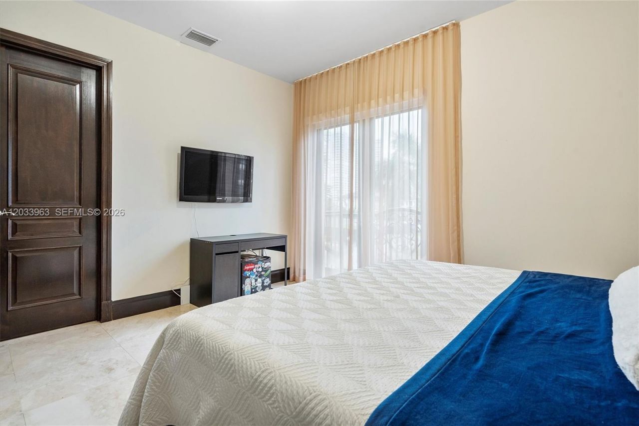 18825 N Bay Rd , Sunny Isles Beach, FL 33160 Photo