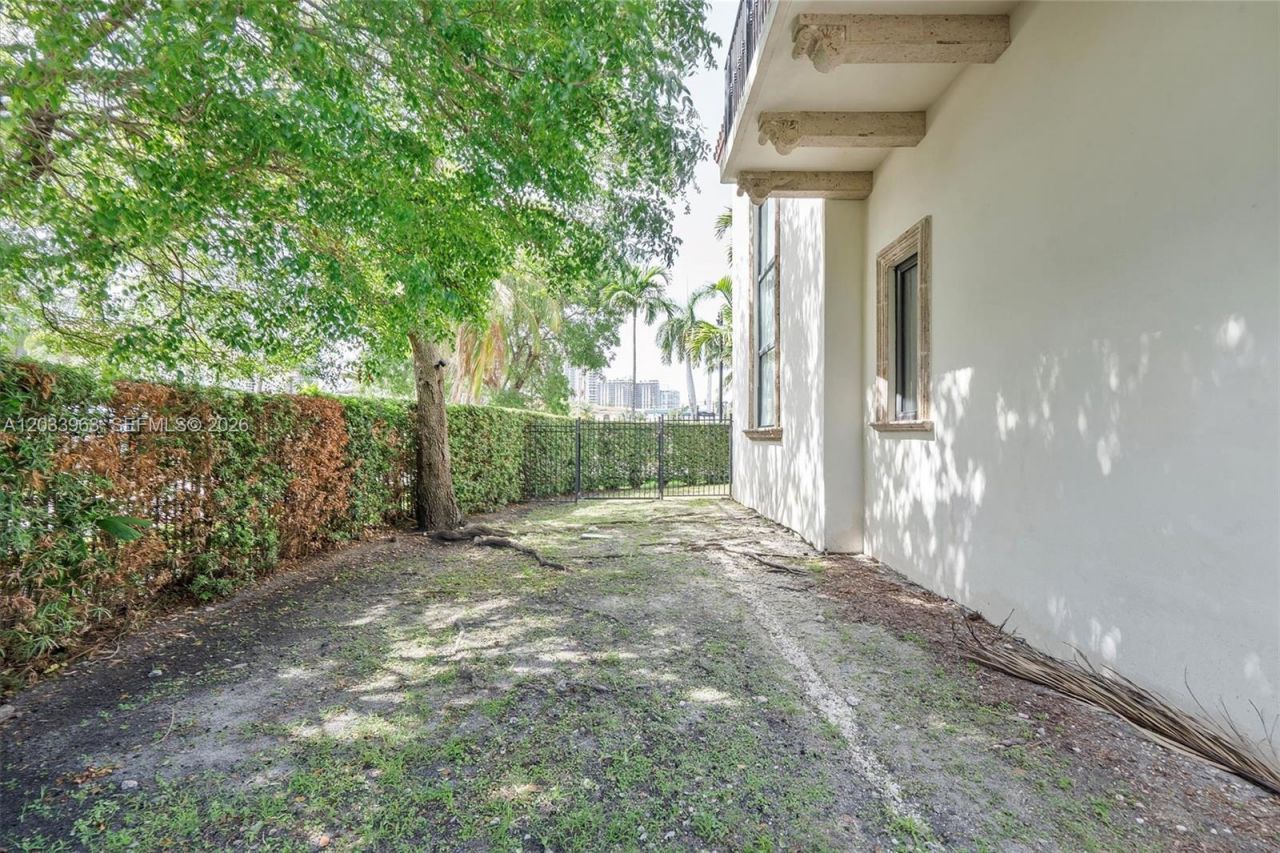 18825 N Bay Rd , Sunny Isles Beach, FL 33160 Photo