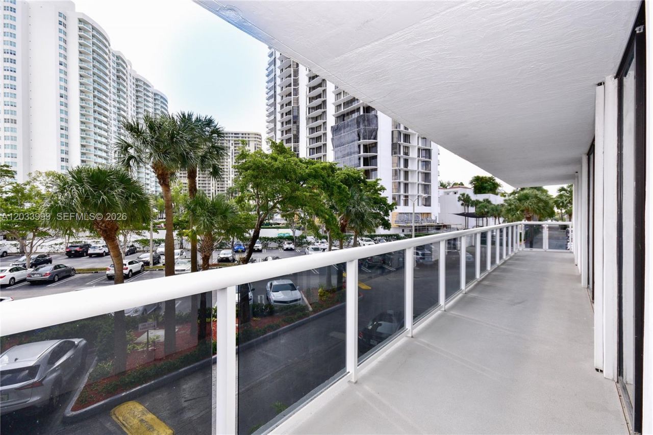 20505 E Country Club Dr , Unit 237, Aventura, FL 33180 Photo