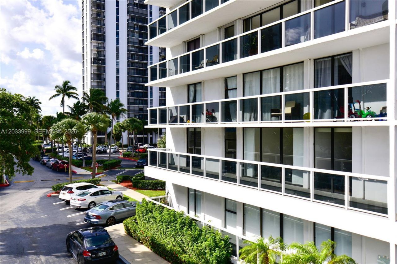20505 E Country Club Dr , Unit 237, Aventura, FL 33180 Photo