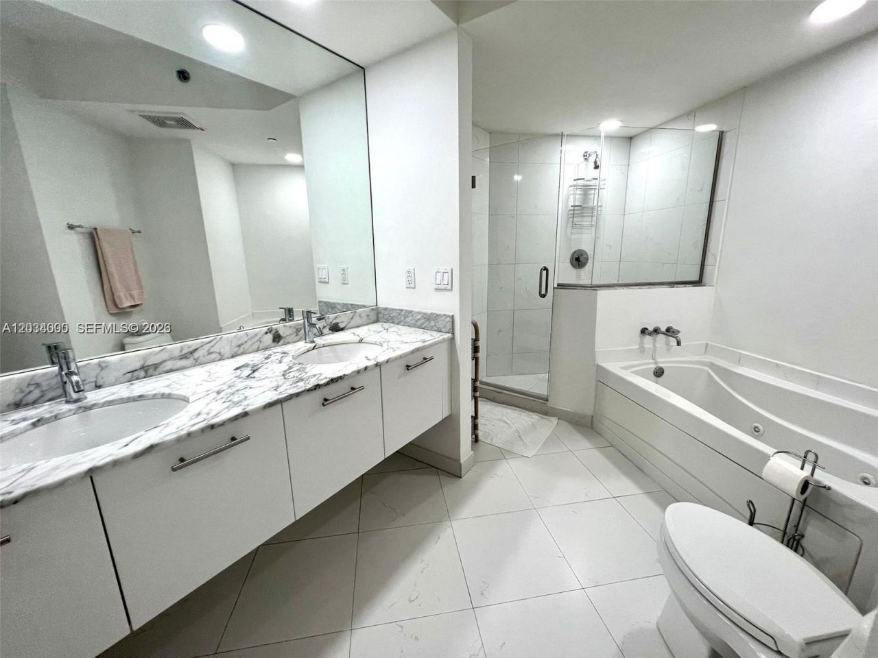 500 Brickell Ave , Unit 1410, Miami, FL 33131 Photo