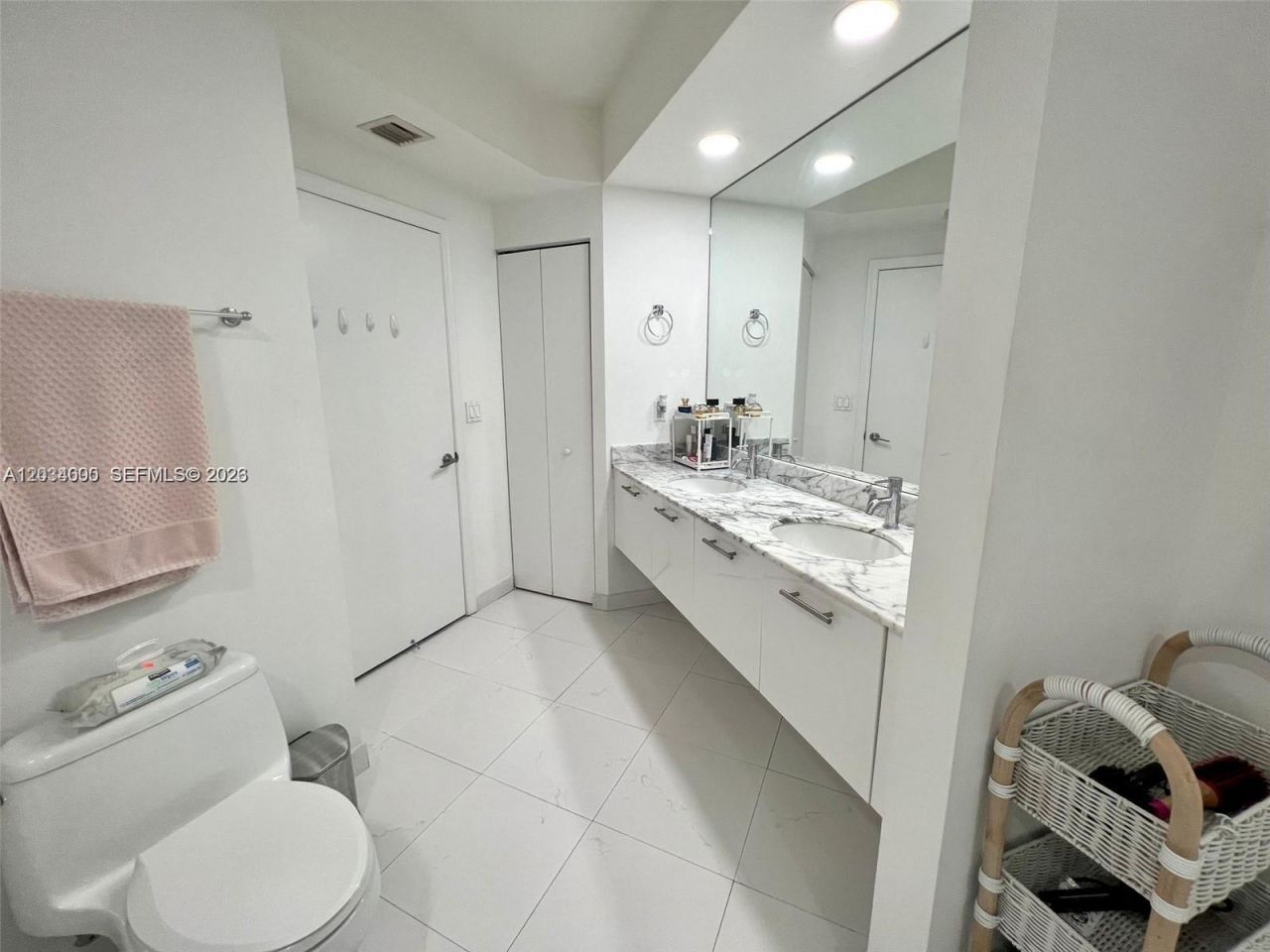 500 Brickell Ave , Unit 1410, Miami, FL 33131 Photo