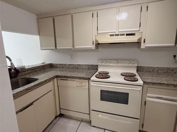 9917 W Okeechobee Rd , Unit 3-510, Hialeah Gardens, FL 33016
