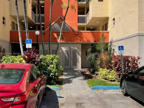 8373 Lake Dr , Unit 106, Doral, FL 33166