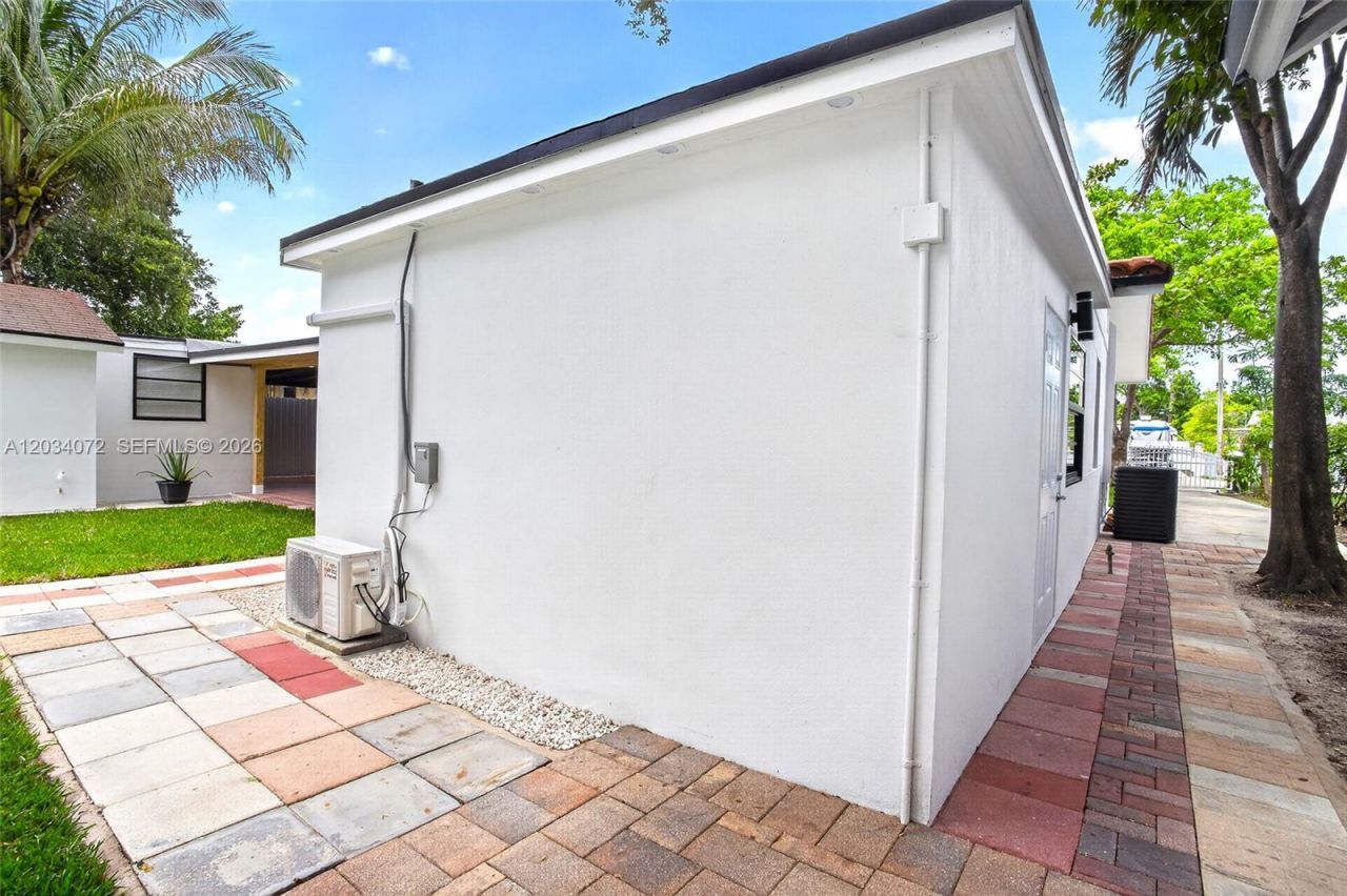 9290 NW 32nd Ct Rd, Miami, FL 33147 Photo
