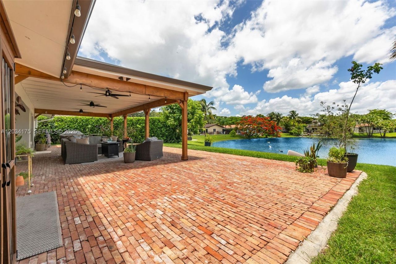 8601 Dundee Ter , Miami Lakes, FL 33016 Photo
