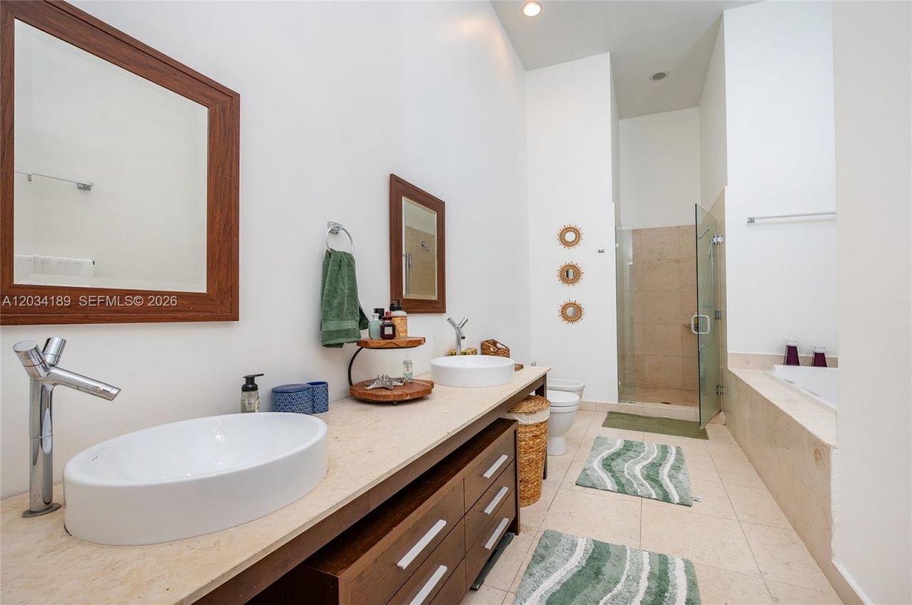 475 Brickell Ave , Unit 4115, Miami, FL 33131 Photo