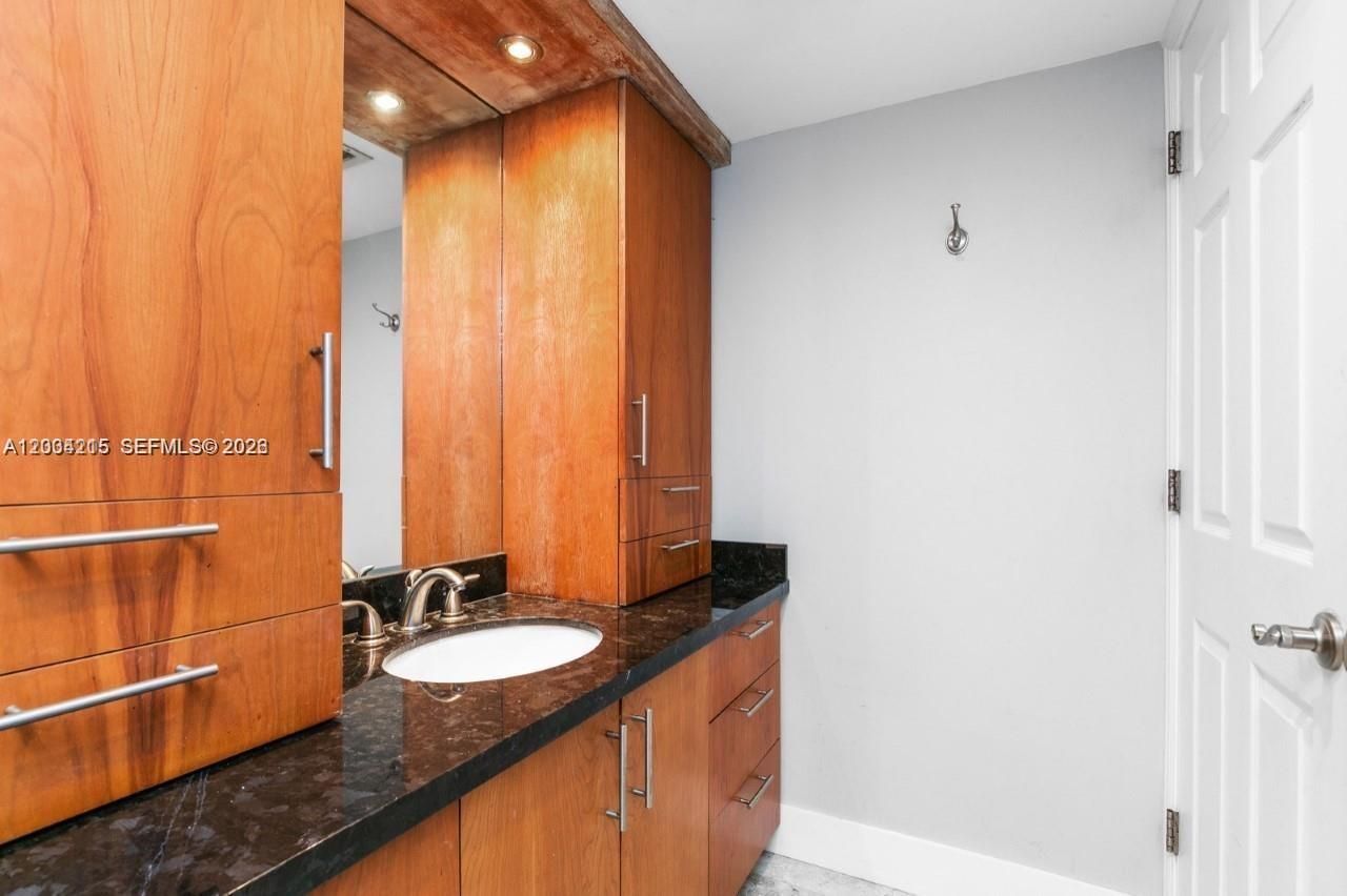 8323 Lake Dr, Unit 504, Doral, FL 33166 Photo