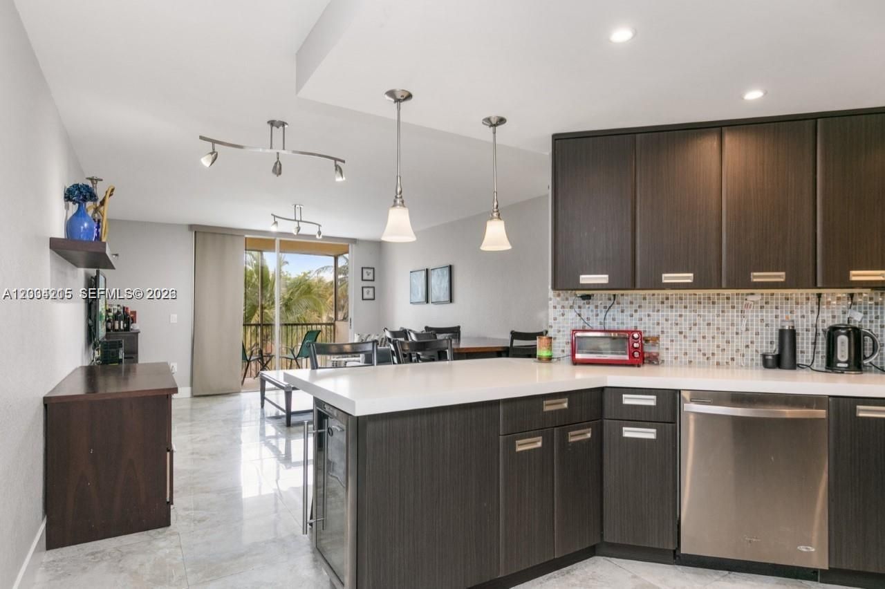 8323 Lake Dr, Unit 504, Doral, FL 33166 Photo