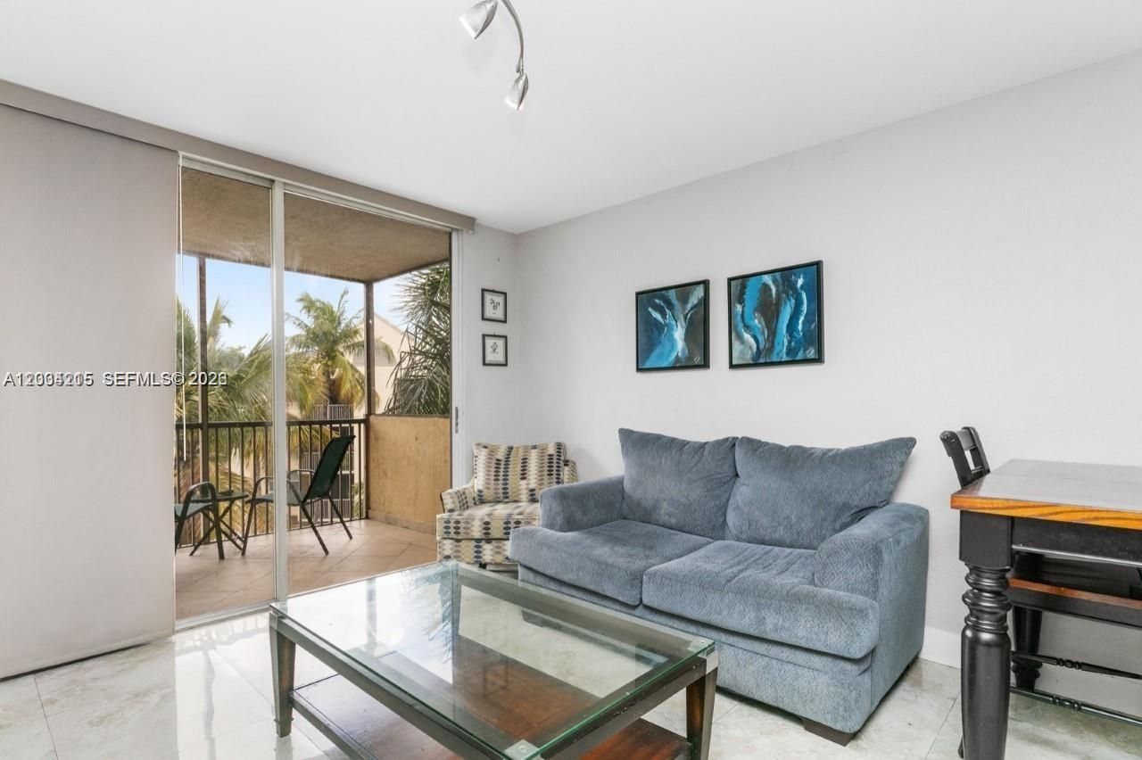 8323 Lake Dr, Unit 504, Doral, FL 33166 Photo