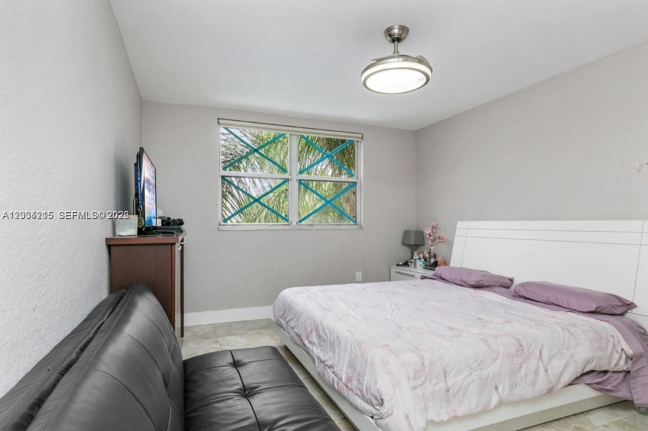 8323 Lake Dr, Unit 504, Doral, FL 33166 Photo
