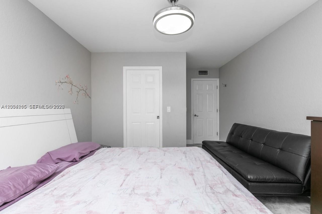 8323 Lake Dr, Unit 504, Doral, FL 33166 Photo