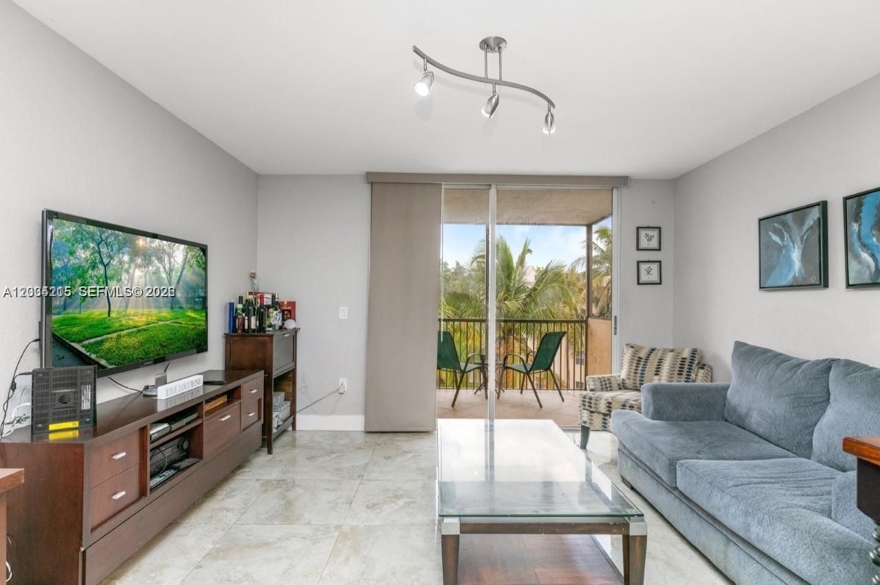 8323 Lake Dr, Unit 504, Doral, FL 33166 Photo