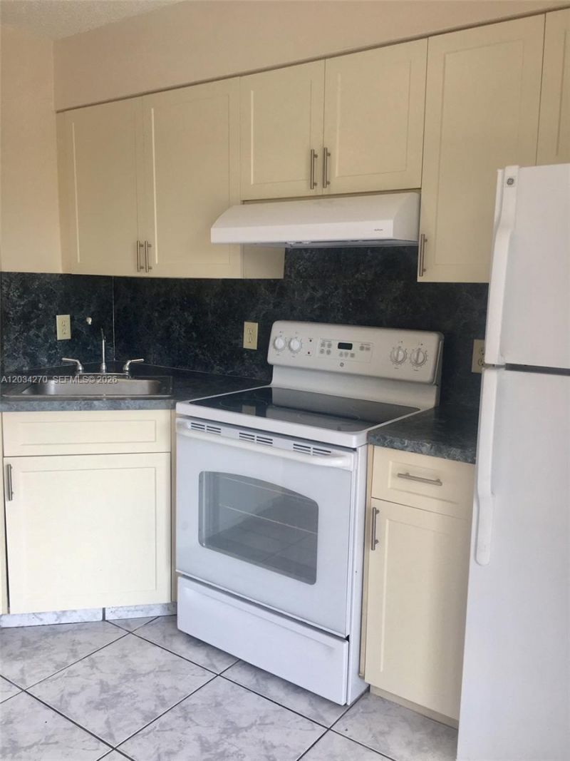 5400 W 21st Ct , Unit 306, Hialeah, FL 33016 Photo
