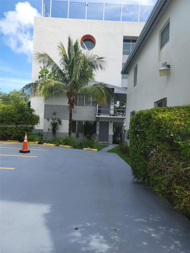 364 SW 11th St , Miami, FL 33130 Photo