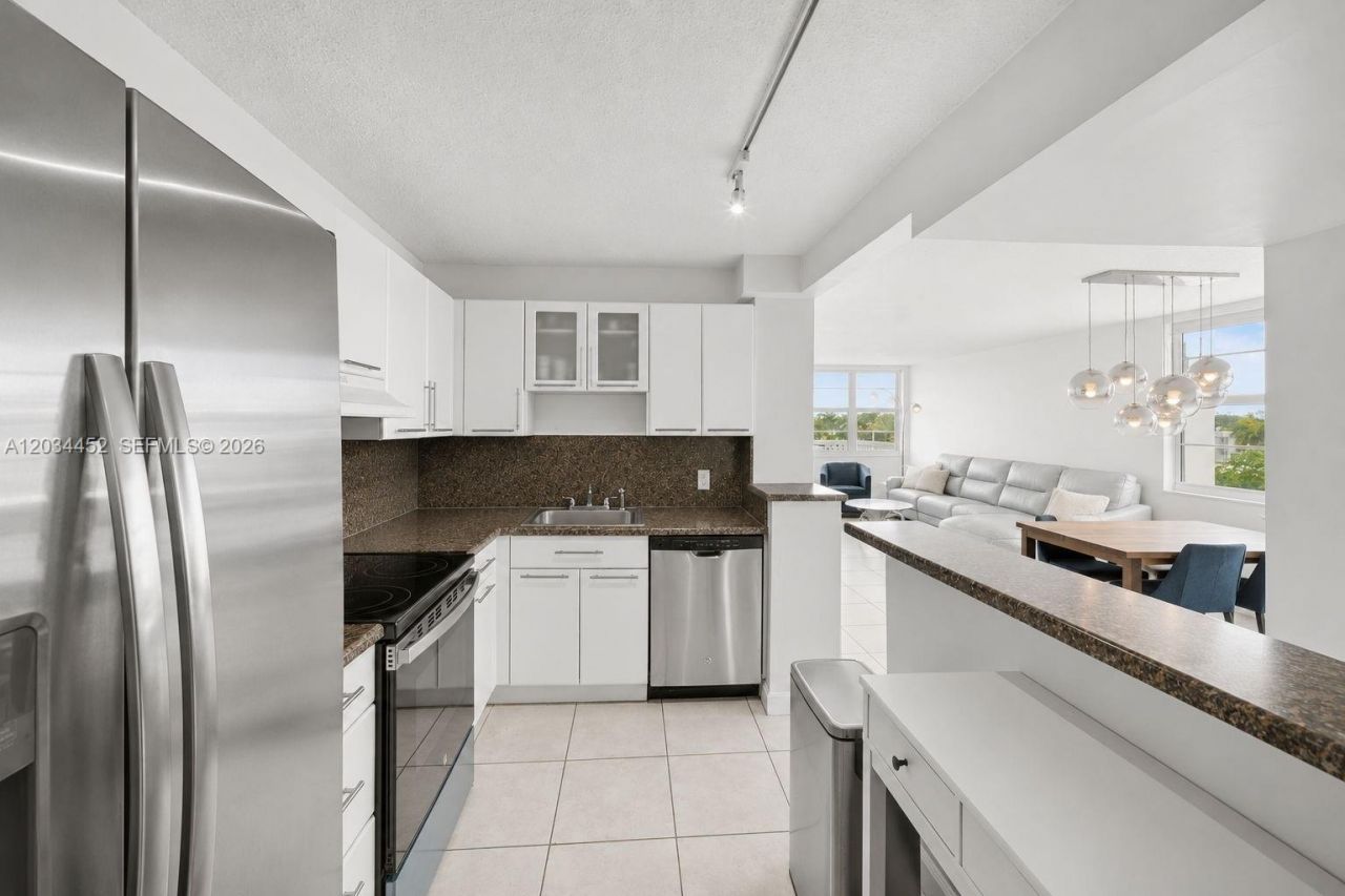 2016 Bay Dr , Unit 504, Miami Beach, FL 33141 Photo