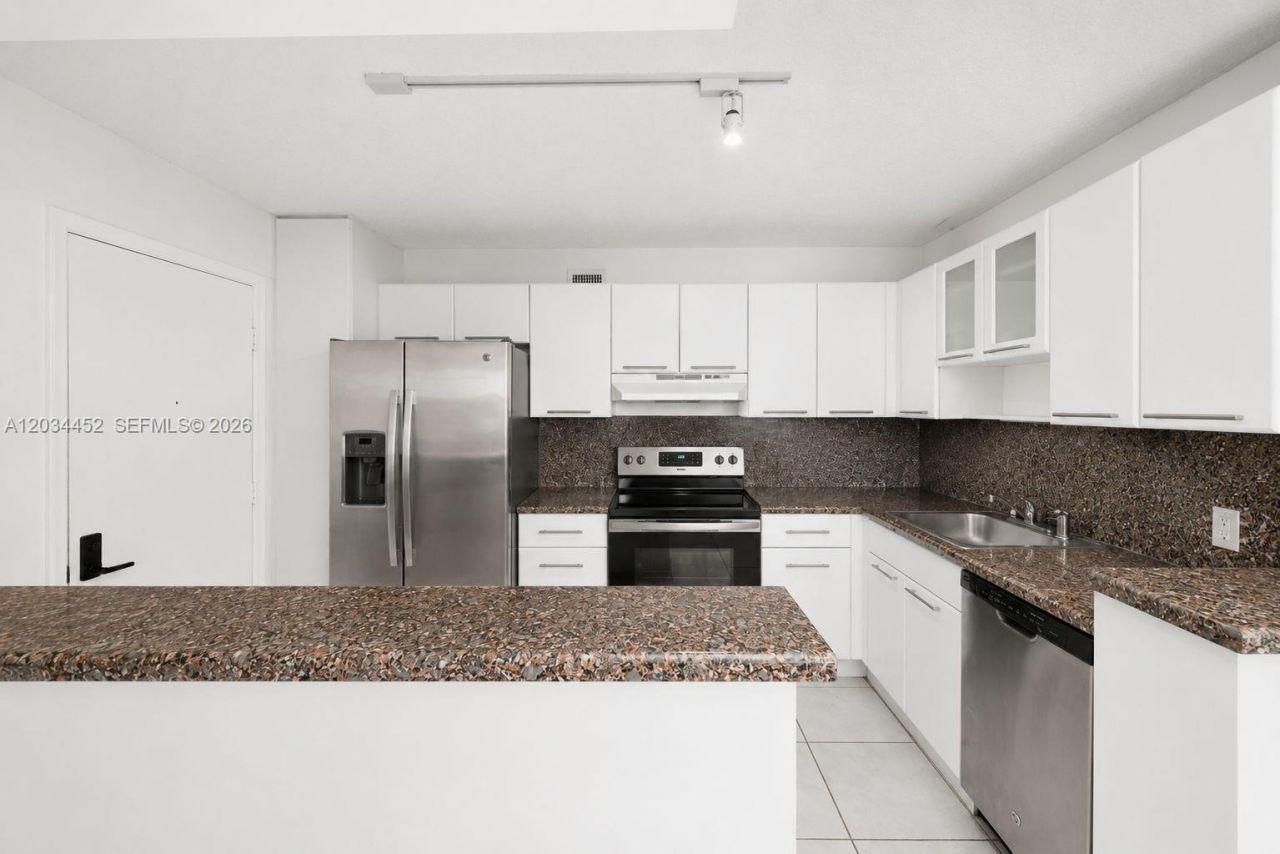 2016 Bay Dr , Unit 504, Miami Beach, FL 33141 Photo