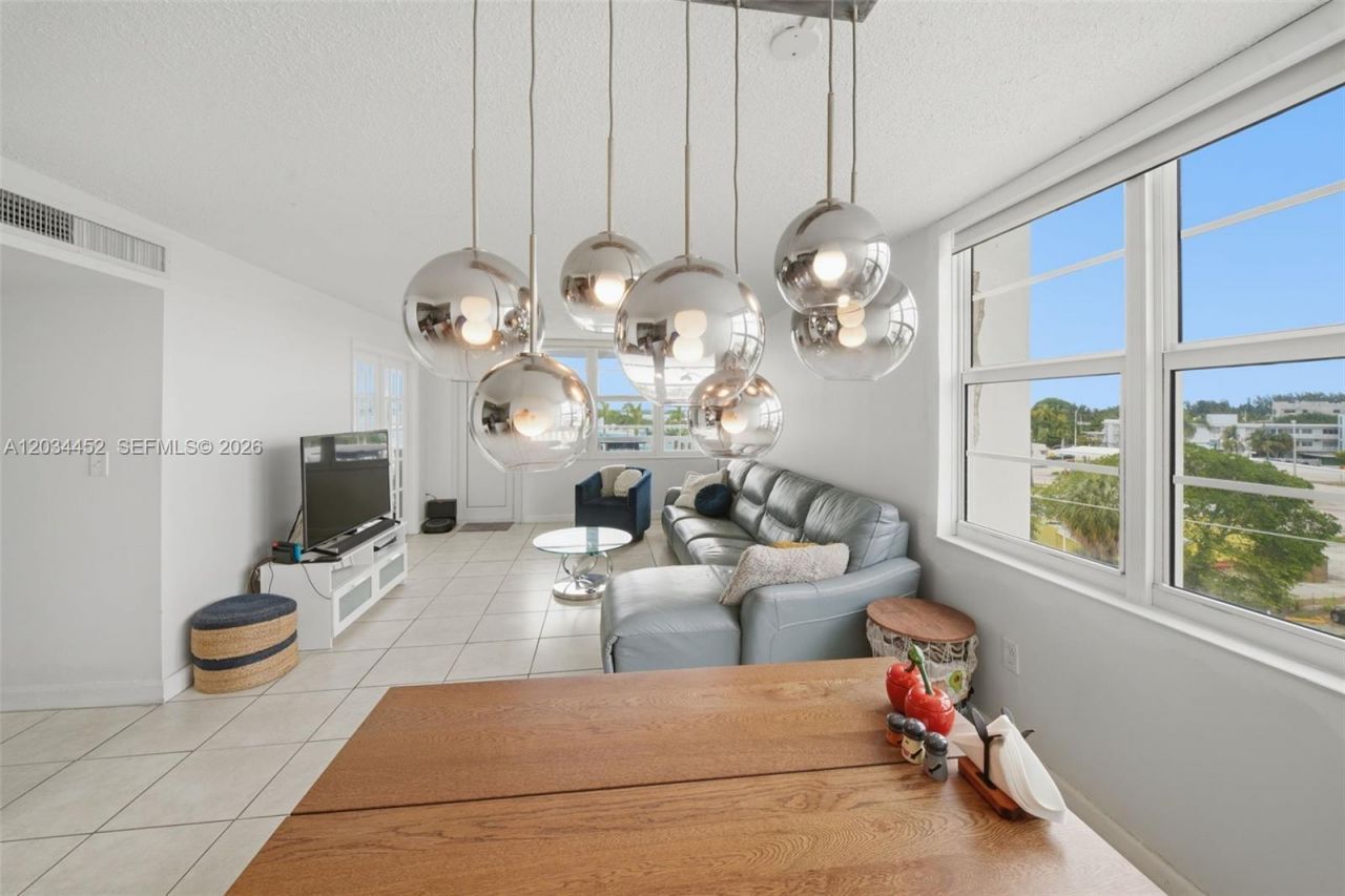 2016 Bay Dr , Unit 504, Miami Beach, FL 33141 Photo