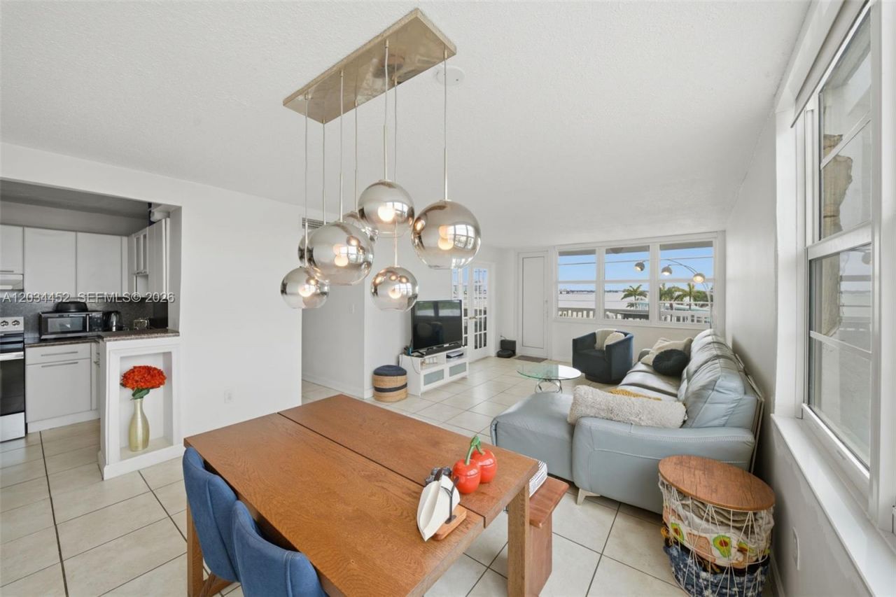 2016 Bay Dr , Unit 504, Miami Beach, FL 33141 Photo