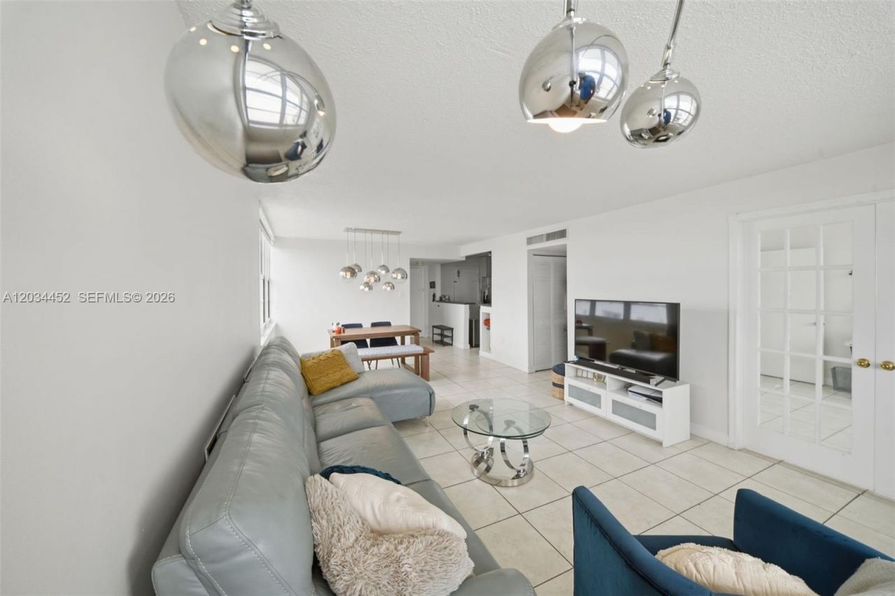 2016 Bay Dr , Unit 504, Miami Beach, FL 33141 Photo