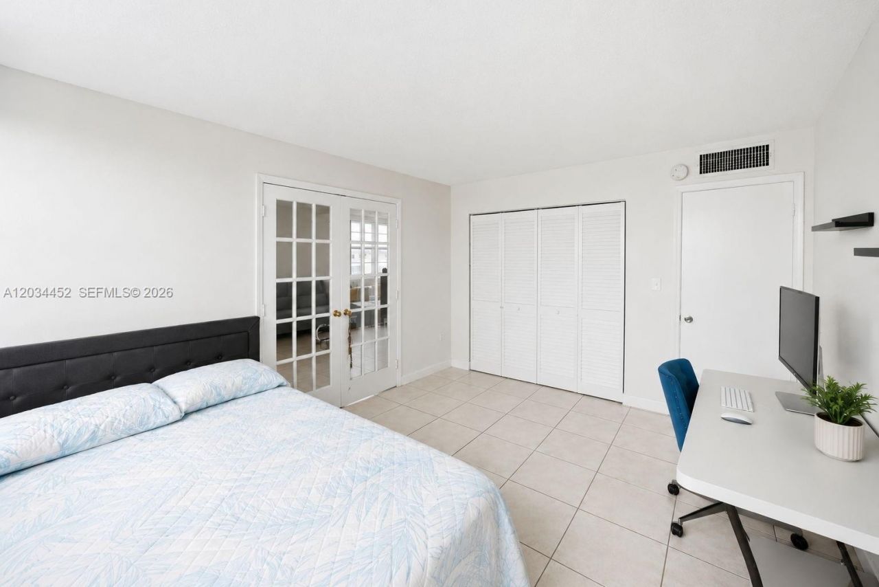 2016 Bay Dr , Unit 504, Miami Beach, FL 33141 Photo