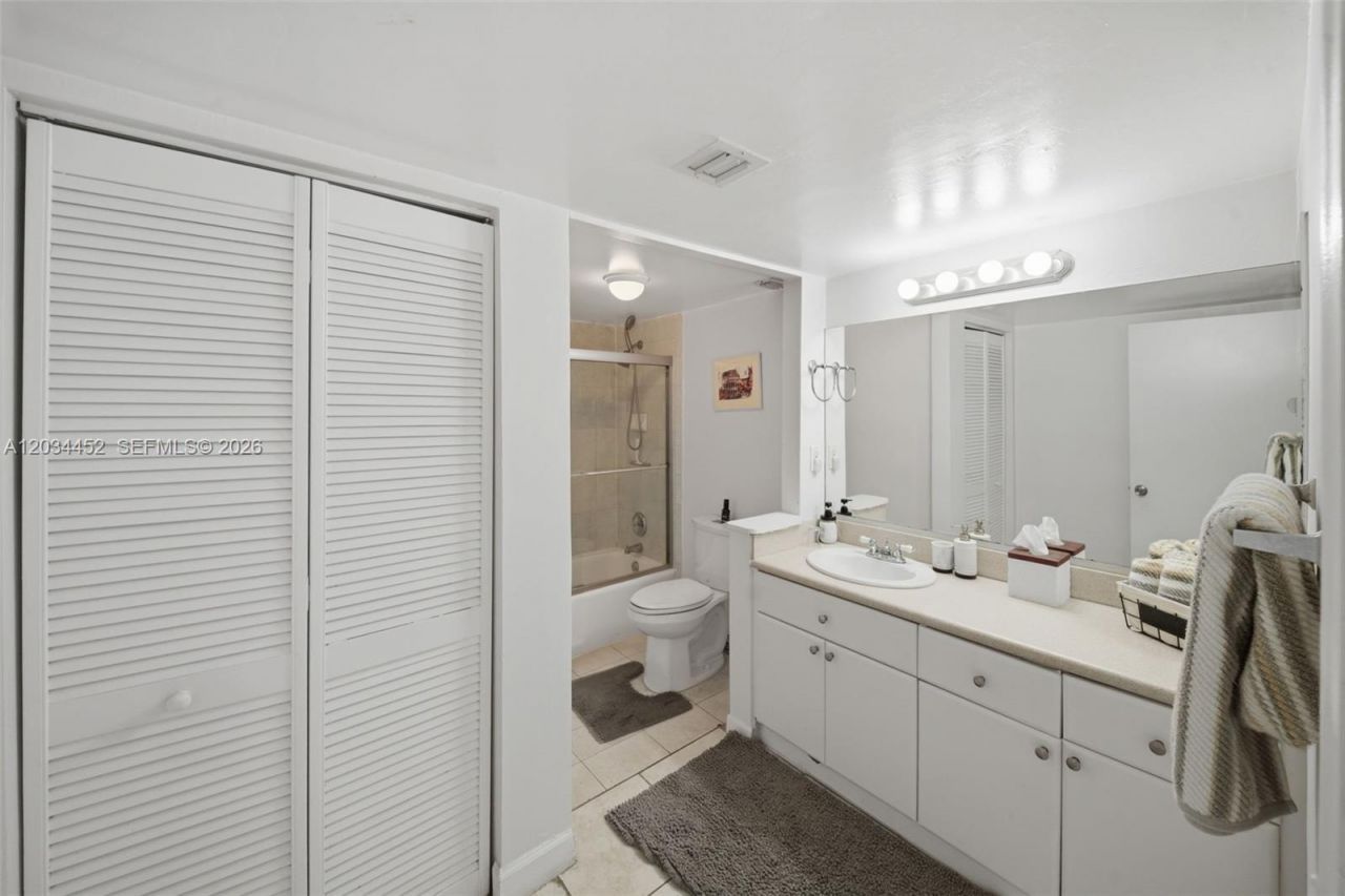 2016 Bay Dr , Unit 504, Miami Beach, FL 33141 Photo